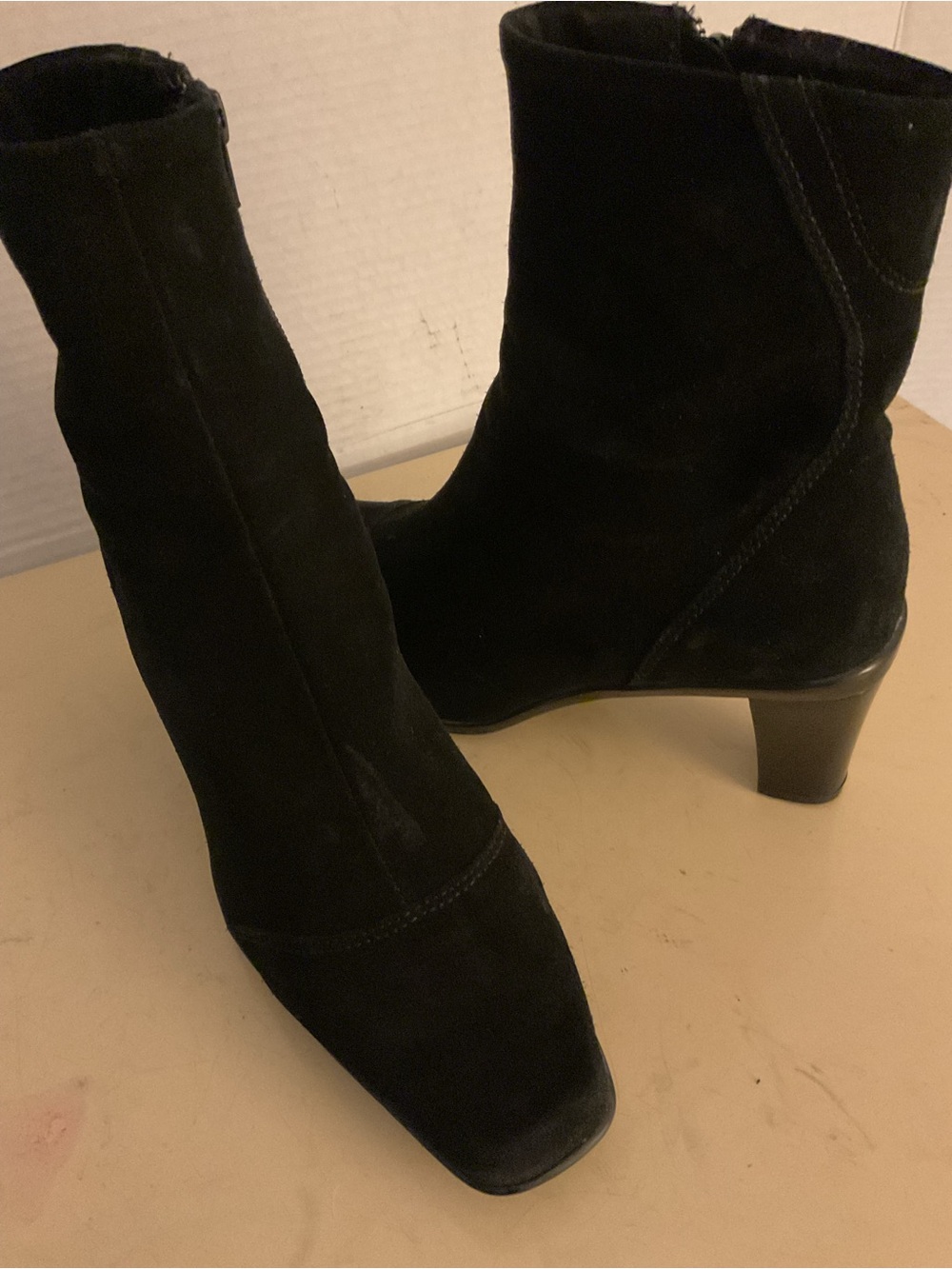La CANADIENNE women black suede Chelsea heel boots US 7